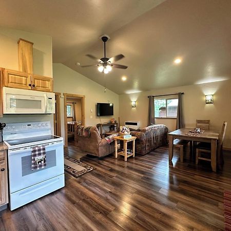 Glacier Homestead Coram エクステリア 写真