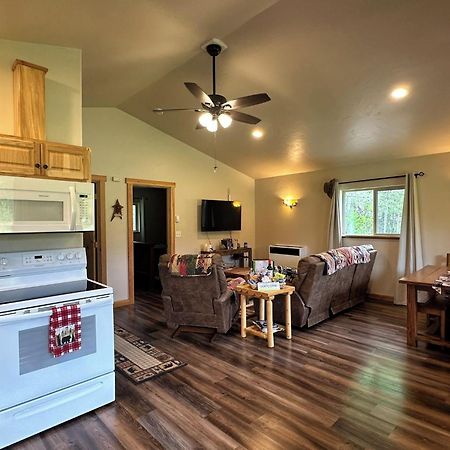 Glacier Homestead Coram エクステリア 写真