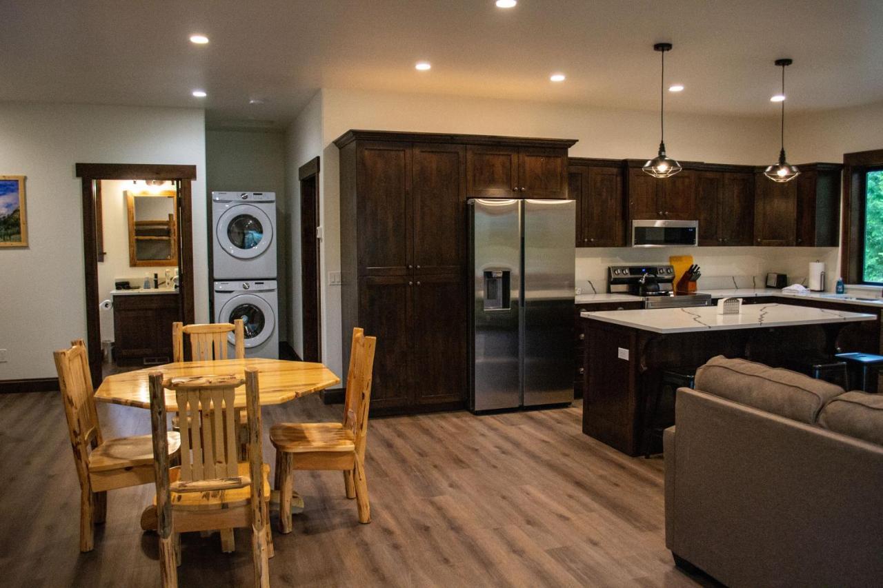 Glacier Homestead Coram エクステリア 写真