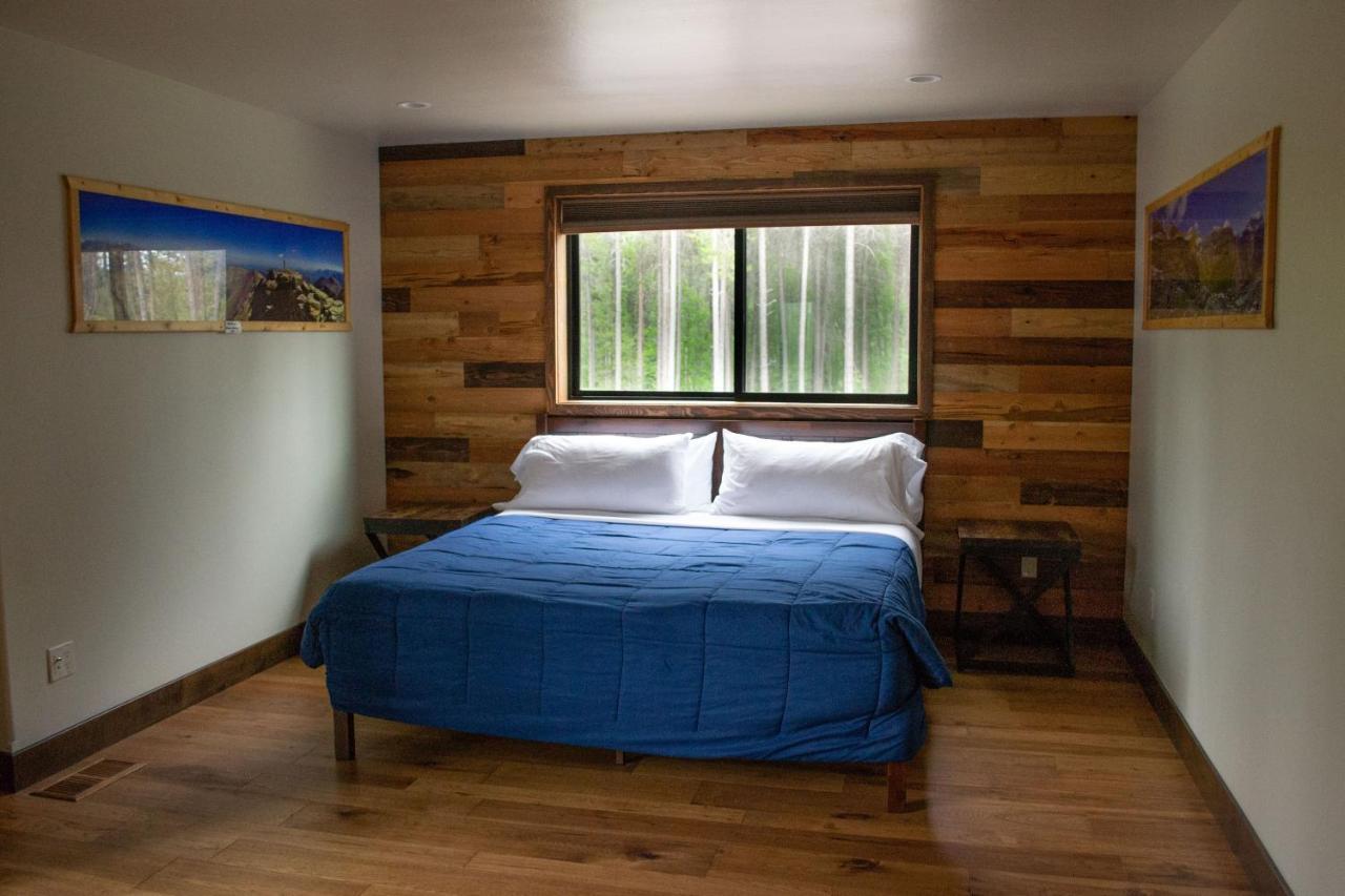 Glacier Homestead Coram エクステリア 写真