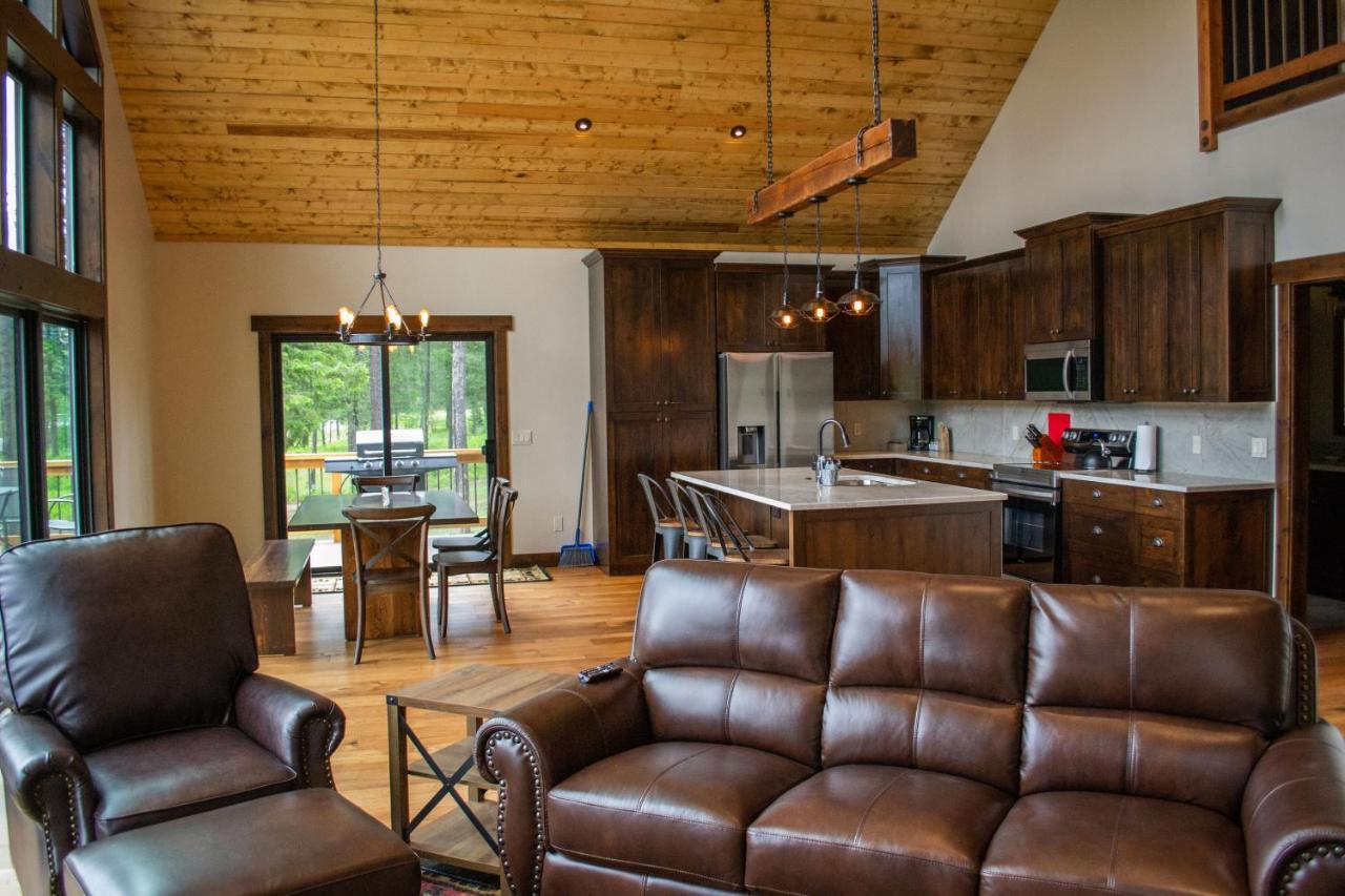 Glacier Homestead Coram エクステリア 写真