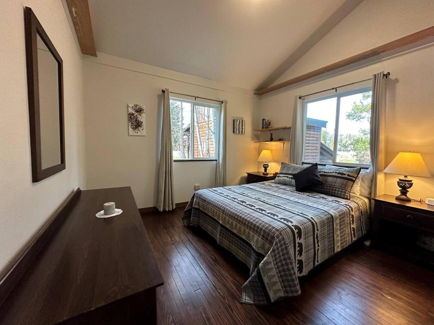 Glacier Homestead Coram エクステリア 写真