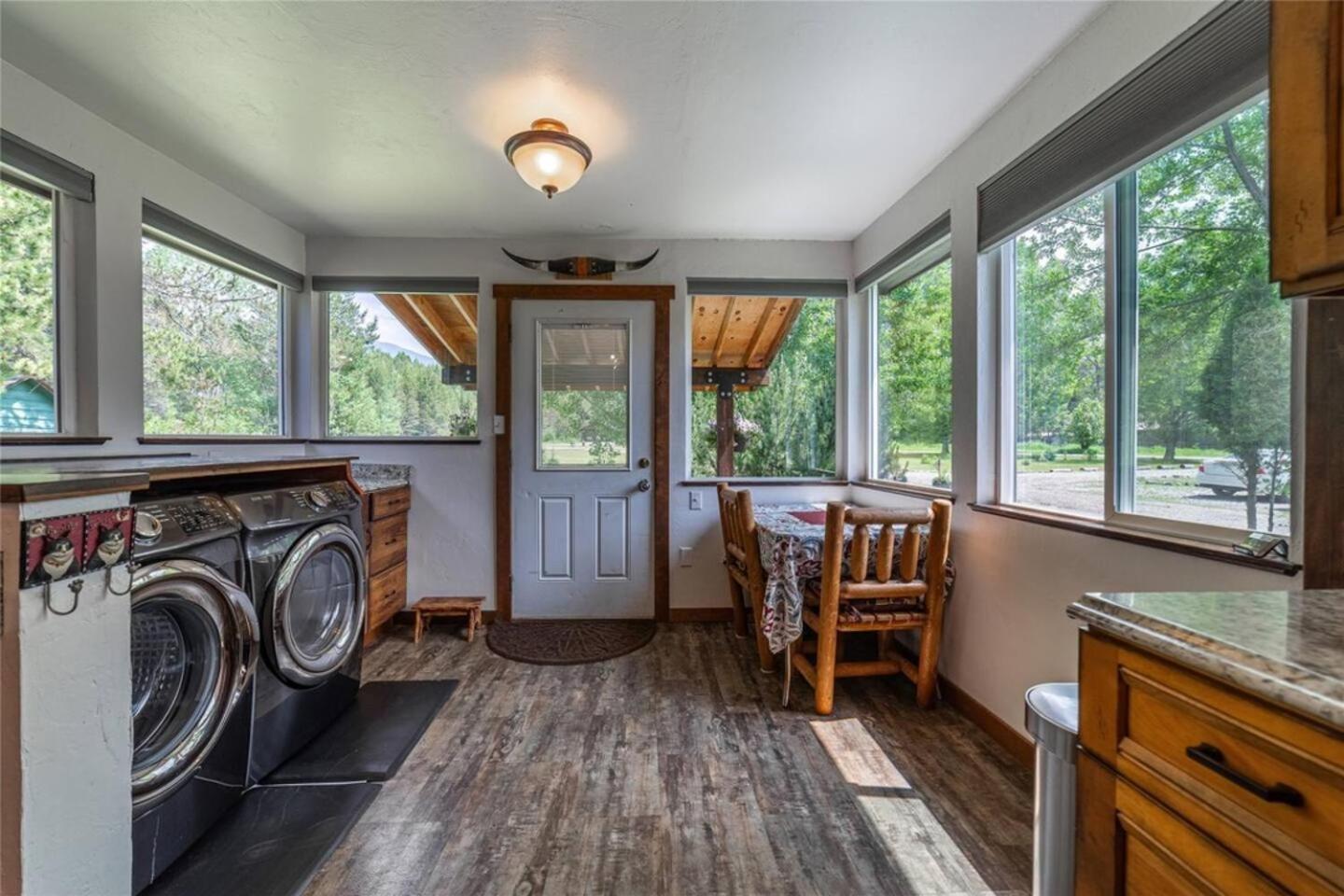 Glacier Homestead Coram エクステリア 写真