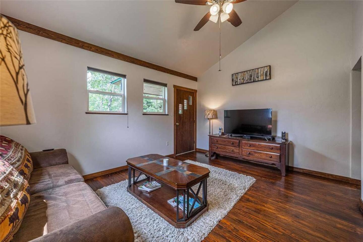 Glacier Homestead Coram エクステリア 写真