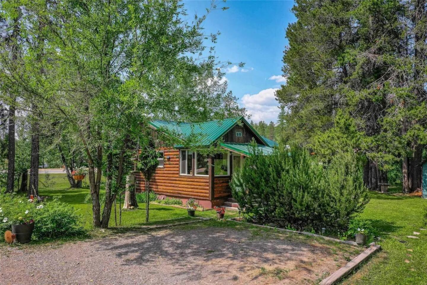 Glacier Homestead Coram エクステリア 写真