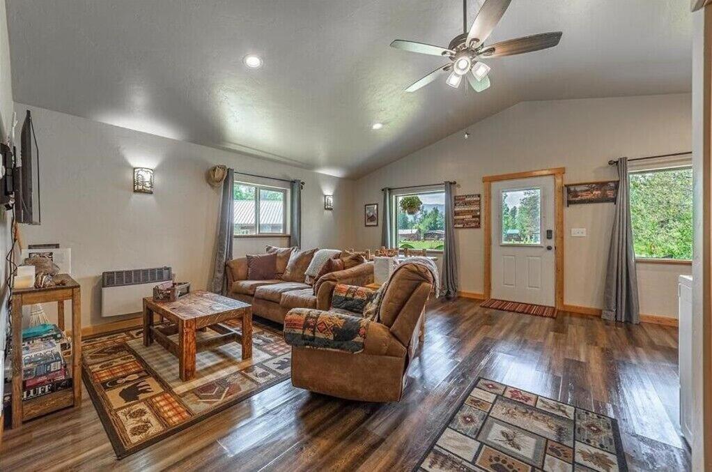 Glacier Homestead Coram エクステリア 写真