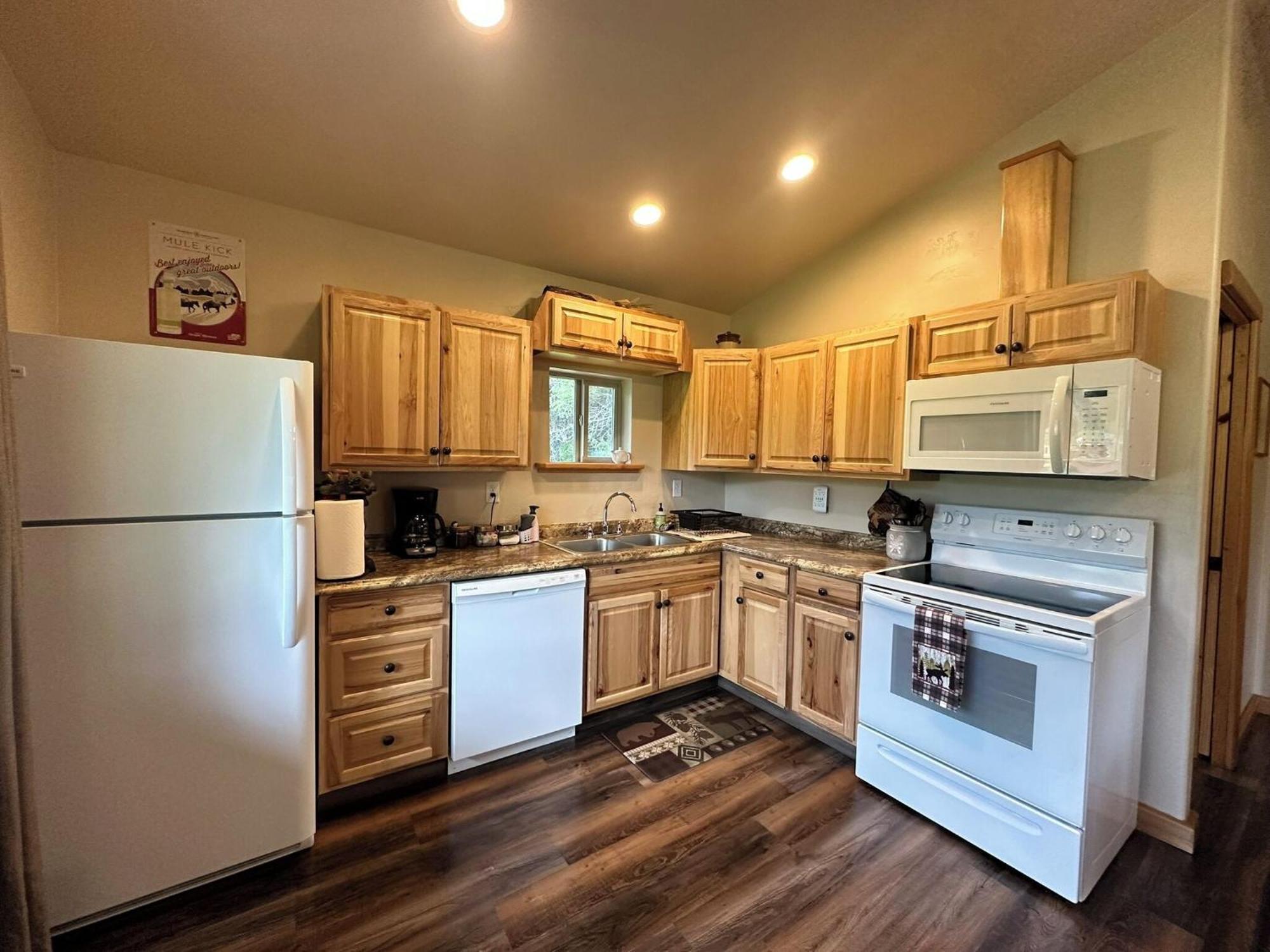 Glacier Homestead Coram エクステリア 写真