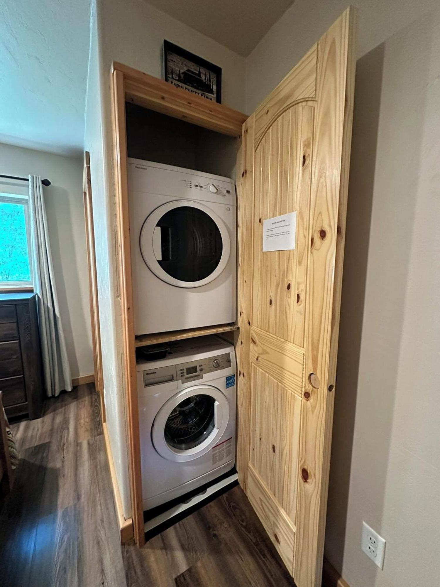 Glacier Homestead Coram エクステリア 写真