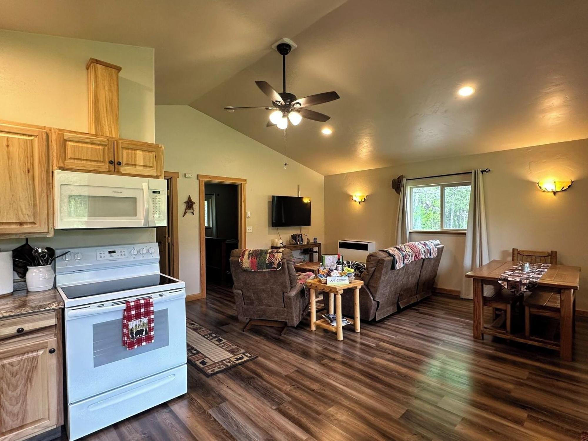 Glacier Homestead Coram エクステリア 写真