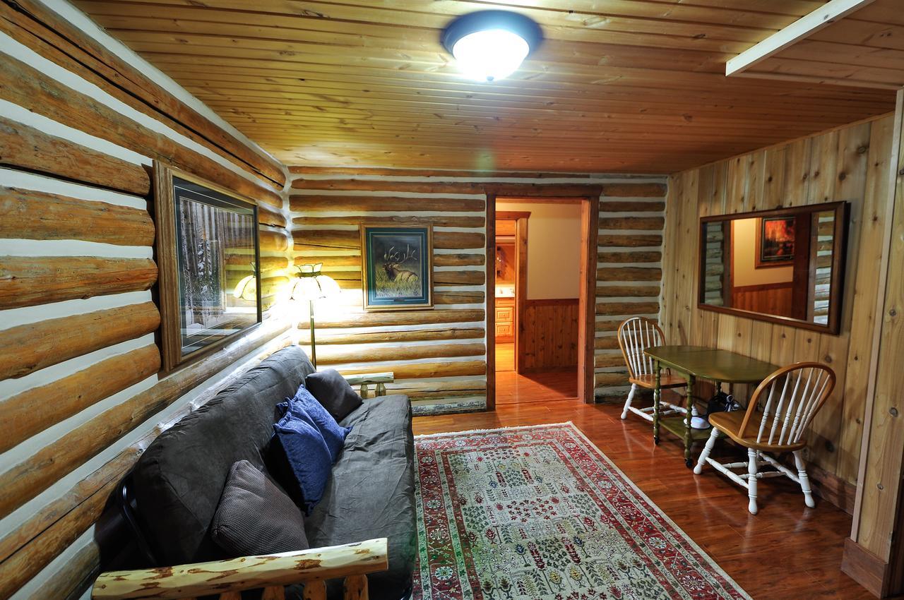 Glacier Homestead Coram エクステリア 写真