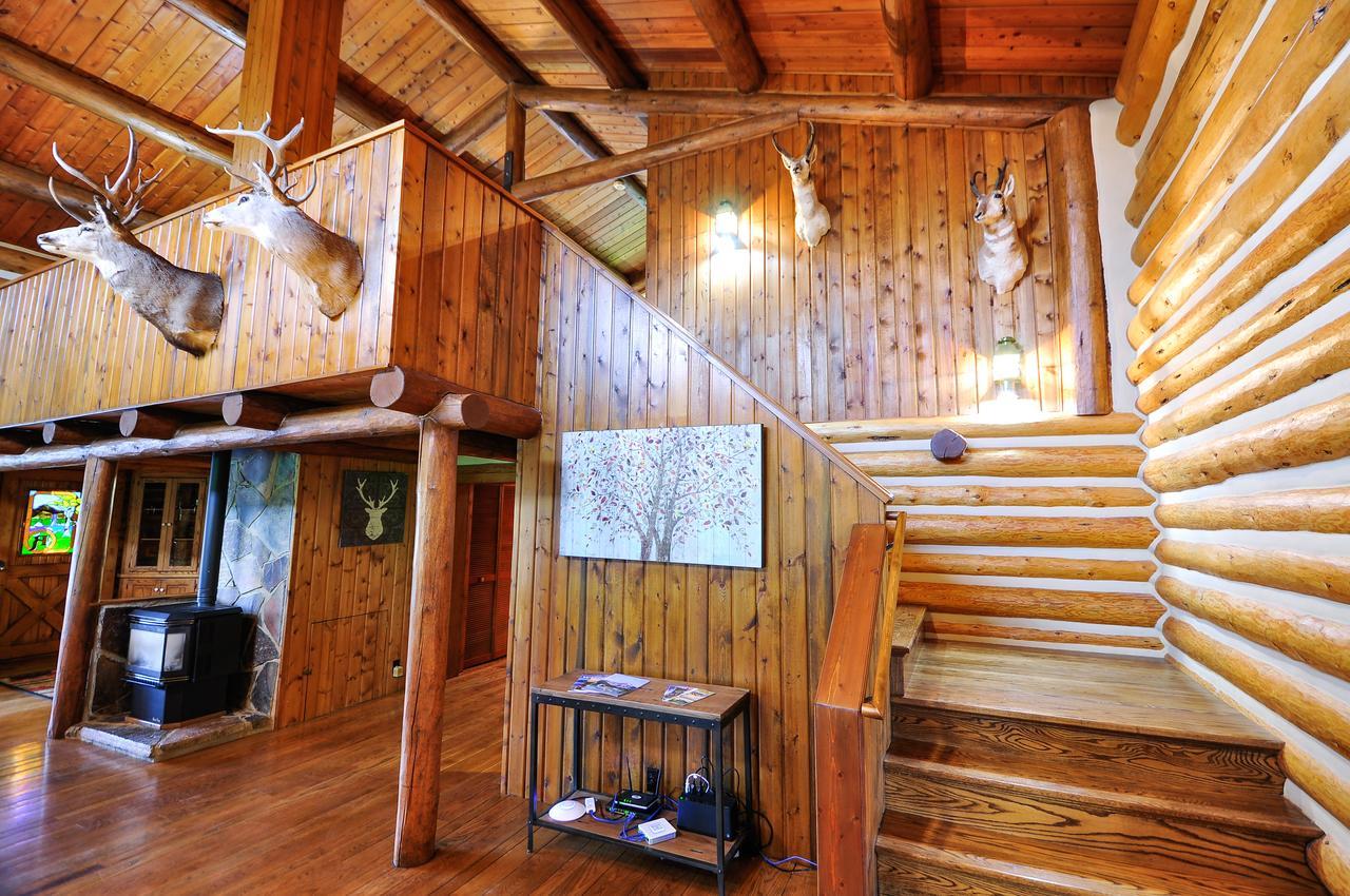 Glacier Homestead Coram エクステリア 写真