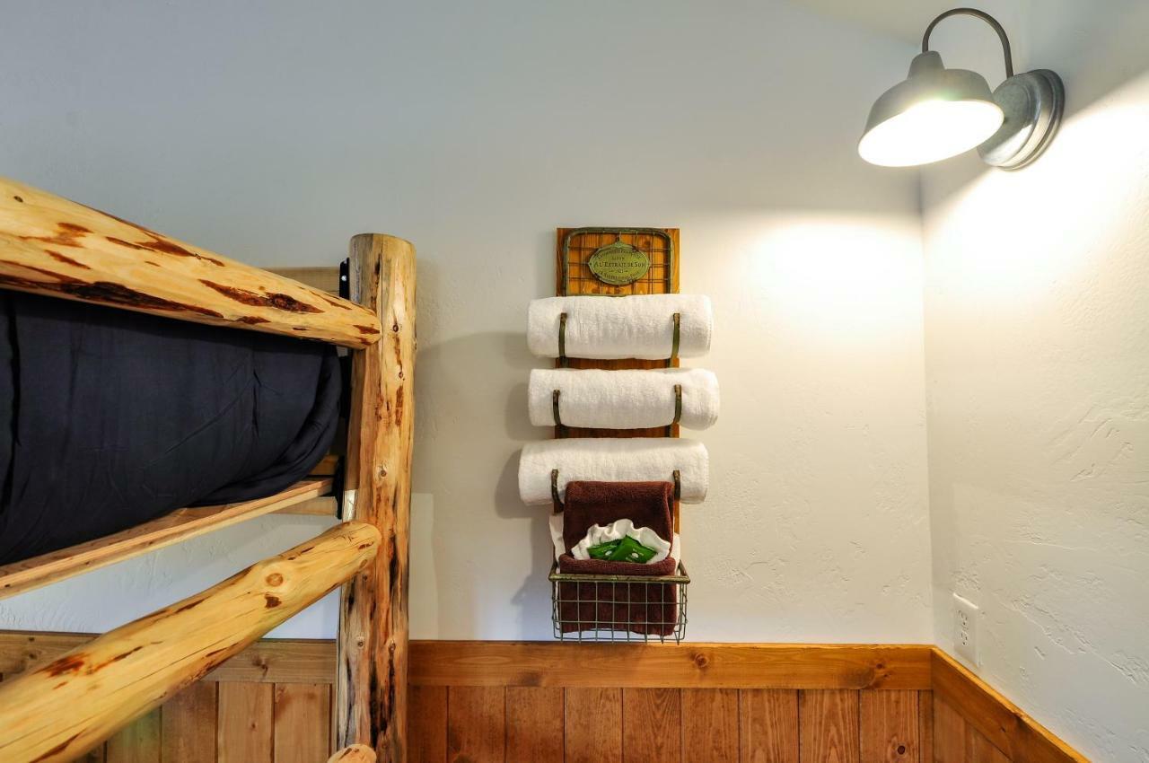 Glacier Homestead Coram エクステリア 写真